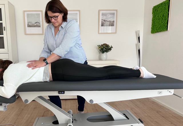 Dr. med. Christina Wack bei einer manuellen Behandlung am Rücken einer Patientin